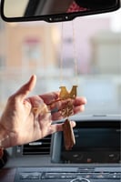 تعليقة بحفر ماسكين يد بعض