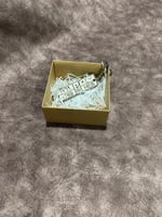 ميدلية او تعليقة بأحرف اللوحة