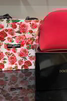 شنطة دلتشي قبانا أحمر مع الكيس