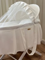 مهد مواليد (سلة موسى) + قاعدة لون ابيض