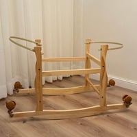 مهد مواليد (سلة موسى) + قاعدة لون خشبي