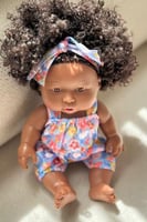 دمية ذات شعر مجعد