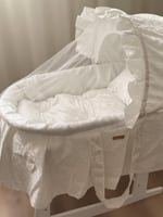 مهد مواليد (سلة موسى) + قاعدة هزاز ابيض