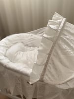 مهد مواليد (سلة موسى) + قاعدة هزاز ابيض