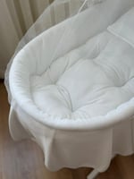 مهد مواليد (سلة موسى) + قاعدة لون ابيض