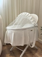 مهد مواليد (سلة موسى) + قاعدة لون ابيض