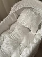 مهد مواليد (سلة موسى) + قاعدة هزاز ابيض