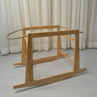 مهد مواليد (سلة موسى) + قاعدة لون خشبي