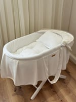 مهد مواليد (سلة موسى) + قاعدة لون ابيض