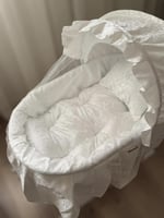 مهد مواليد (سلة موسى) + قاعدة هزاز ابيض