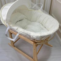 مهد مواليد (سلة موسى) + قاعدة لون خشبي