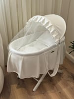 مهد مواليد (سلة موسى) + قاعدة لون ابيض