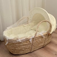 مهد مواليد (سلة موسى) + قاعدة لون خشبي