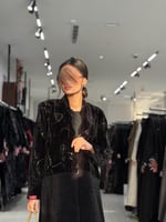 عباية D692 - شتويه قماش مخمل مع شامواه - اسود