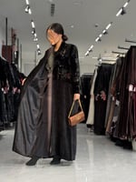 عباية D692 - شتويه قماش مخمل مع شامواه - اسود