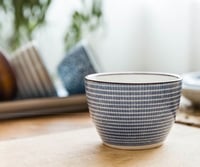 كوب سيراميك كورتادو 135 لون ازرق بخطوط مكسرة