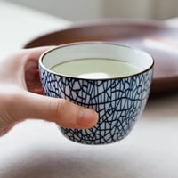 كوب سيراميك كورتادو 135 لون ازرق بخطوط مكسرة