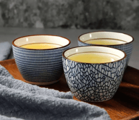 كوب سيراميك كورتادو 135 لون ازرق بخطوط مكسرة