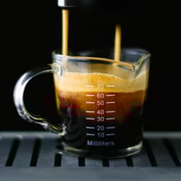 كوب معياري متدرج مع وجود فوهتين