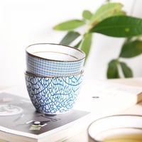 كوب سيراميك كورتادو 135 لون ازرق بخطوط مكسرة