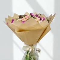 بوكيه مزيج من البيبي روز والامنيوم تصميم إنجليزي ح...