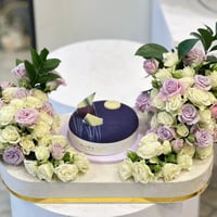 كيك التوت البري مع الورد