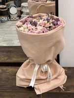 بوكيه ورد وردي مع وشاح شتوي