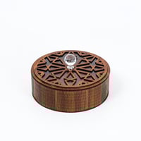 علبة حلويات وتمور وشوكولا دائرية