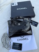 اسود لماع شعار فضي