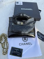 اسود لماع شعار ذهبي