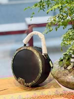 حقيبة يد دائرية مصنوعة من الجلد