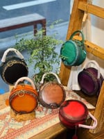 حقيبة يد دائرية مصنوعة من الجلد