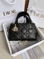 شنطة من ماركة ديور تقليد عالي الجودة