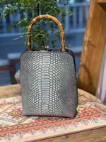 حقيبة مصنوعة من الجلد و الخيزران