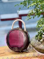 حقيبة يد دائرية مصنوعة من الجلد