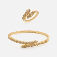 ‎ طقم نسائي جذاب بلون ذهبي