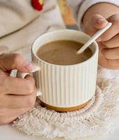 كوب ابيض سيراميك بتصميم خطوط عمودية