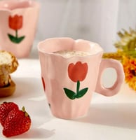 كوب وردي بنقشات الزنبق