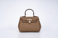 حقيبة يد لون اسود مع قفل