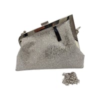 شنطة سهرة بألوان مختلفة وبراعة بقطع كريستال