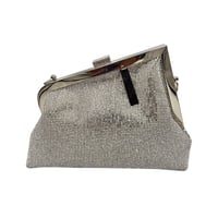 شنطة سهرة بألوان مختلفة وبراعة بقطع كريستال