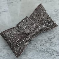 شنطة سهرة بألوان مختلفة مرصعة بالكريستال