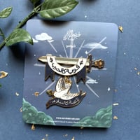 دبوس قوية كالحرب ناعمة كالسلام