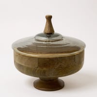 زبدية خشب بغطاء زجاج بقاعدة بني فاتح