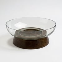 صحن زجاج بقاعدة خشب بني غامق هندي