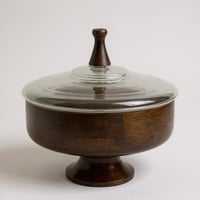 زبدية خشب بغطاء زجاج بقاعدة بني غامق