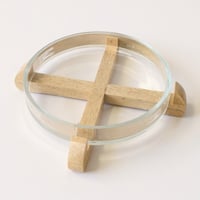 صحن زجاج بقاعدة خشب هندي