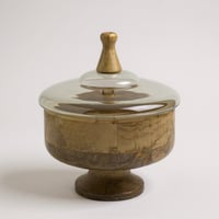 زبدية خشب بغطاء زجاج بقاعدة بني فاتح