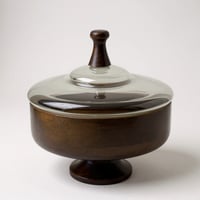 زبدية خشب بغطاء زجاج بقاعدة بني غامق