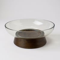 صحن زجاج بقاعدة خشب بني غامق هندي